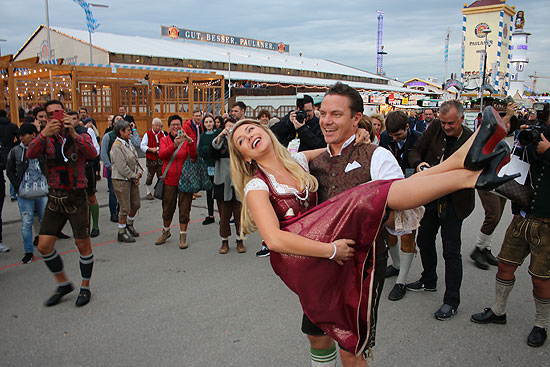 Stefan Mross mit Freundin Anna-Carina war zu Gast bei der 1. &bdquo;AlpenHerz&ldquo; Wiesn von Designerin Sandra Abt im K&auml;fer Zelt (&copy;Foto. Martin Schmitz)
